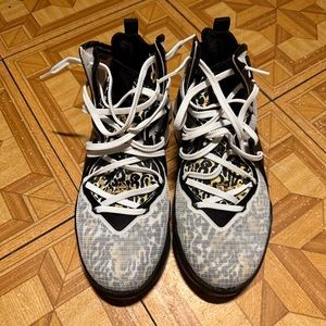 Lebron 19 White Metallic/Gold Black